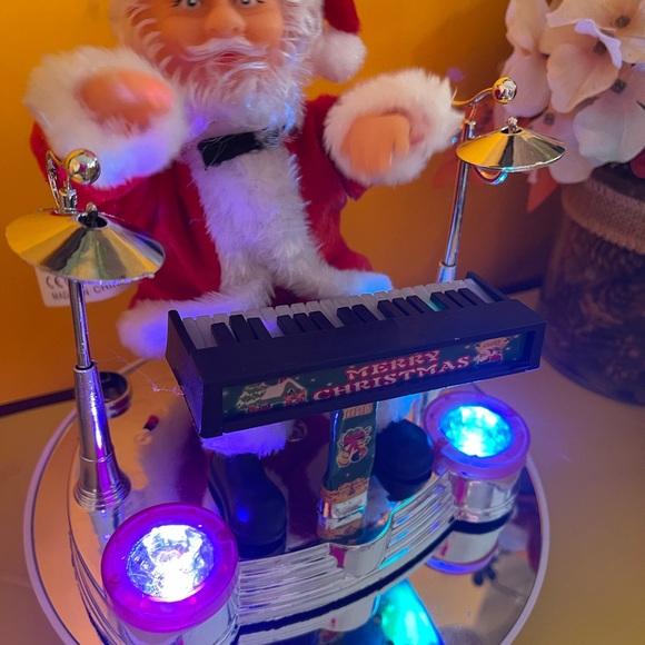 Santa playing Christmas music battery operated (AA ) not included - Picture 8 of 10